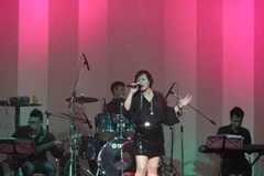 Ca sỹ Khánh Linh trình bày ca khúc "Giấc mơ trưa". (Ảnh: PV/Vietnam+)