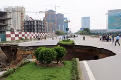 Đến cuối giờ chiều, hố tử thần đã lan gần hết đường (Ảnh: Sơn Bách/Vietnam+)