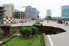 Đến cuối giờ chiều, hố tử thần đã lan gần hết đường (Ảnh: Sơn Bách/Vietnam+)