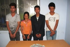 Các đối tượng cùng tang vật vụ việc (Ảnh: Cơ quan điều tra)