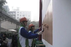 Sơn lại Cung Thiếu nhi Hà Nội là một trong những hoạt động của chương trình "Vì thành phố tôi yêu" (Ảnh: Sơn Bách/Vietnam+)