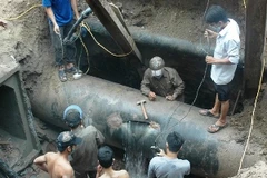 Đường ống đang được khẩn trương sửa chữa (Ảnh: Sơn Bách/Vietnam+)