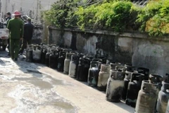 Đại diện công ty phân phối ga nhận định, có khả năng vụ nổ là do rò rỉ khí. (Cảnh hiện trường sáng 11/12. Ảnh: Sơn Bách/Vietnam+)