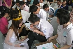 Chia sẻ niềm vui cho trẻ em nghèo (Ảnh: PV/Vietnam+)