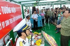 Dâng hương tưởng niệm các anh hùng liệt sỹ hy sinh bảo vệ chủ quyền ở Trường Sa. Ảnh minh họa. (Nguồn: TTXVN) 