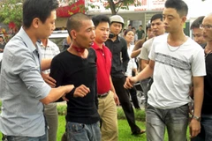 Nam thanh niên được khống chế. (Ảnh: Sơn Bách/Vietnam+)