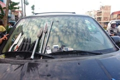 Chiếc xe và số vũ khí được tàng trữ (Ảnh: CQĐT)