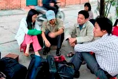 Dài cổ chờ xe về Hà Nội (Ảnh: PV/Vietnam+)
