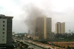 Khói bốc cao từ tòa nhà (Ảnh: Mạnh Tuấn)