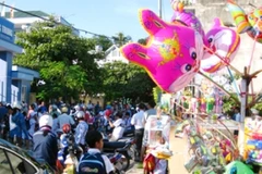 Cờ hoa bóng bay được dịp bủa vây các cổng trường (Ảnh: PV/Vietnam+)