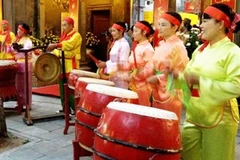 Tưng bừng màn trống khai hội. (Ảnh: Tâm Trang/Vietnam)