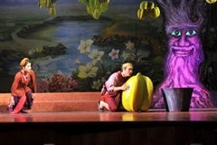 Cây khế được nhân cách hóa sinh động trên sân khấu (Ảnh: BTC)