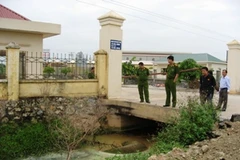 Mương Tân Hội nổi váng và bốc mùi khó chịu vì ô nhiễm (Ảnh: Sơn Bách/Vietnam+)