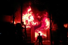 Ngọn lửa bao trùm các ki ốt hàng (Ảnh: Cơ quan công an)