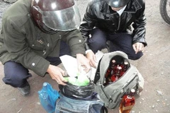 Không chỉ thuốc lá, kết quả của những mẻ lưới đêm còn là hàng chục chai rượu lậu (Ảnh: Tổ kiểm soát Hải quan Quàng Trị)