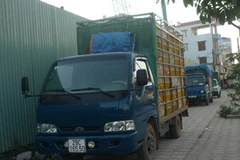 Chiếc xe chở gà lậu bị bắt giữ (Ảnh: Sơn Bách/Vietnam+)
