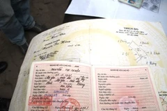 Sổ đỏ thu giữ được trong cốp xe của Lợi và Luân. (Ảnh: Sơn Bách/Vietnam+)