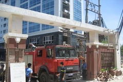 Hiện trường vụ tòa nhà liên hợp Xã Đàn "bốc khói" (Ảnh: Sơn Bách/Vietnam+)