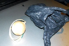 Quả pháo khủng được phát hiện trên xe ô tô (Ảnh: Sơn Bách/Vietnam+)