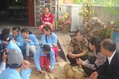 Các em nhỏ ở Trung tâm Nhân đạo Phú Quý đang học nghề mây tre đan (Nguồn: Trung tâm Nhân đạo Phú Quý)