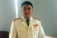 Trung úy Thào A Minh trong dịp được Bộ Công an khen thưởng (Ảnh: Sơn Bách/Vietnam+)
