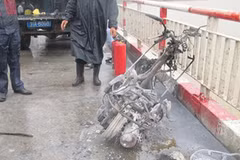 Chiếc xe máy cháy trụi khung trên cầu. (Ảnh: Sơn Bách/Vietnam+)