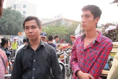 2 đối tượng vận chuyển giấy tờ giả bị bắt giữ (Ảnh: Cơ quan điều tra)