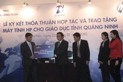 Đại diện HP Việt Nam trao tặng máy tính cho ngành giáo dục Quảng Ninh (Ảnh: Sơn Bách/Vietnam+)
