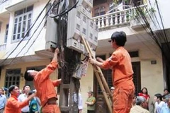 Nhân viên điện lực tiến hành kiểm tra điện tại hiện trường (Ảnh: Sơn Bách/Vietnam+)