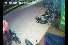 Tên trộm táo tợn dắt chiếc xe đi (Ảnh cắt từ Clip)