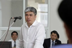 Bị cáo Nguyễn Xuân Sơn, nguyên Tổng giám đốc Ngân hàng TMCP Đại Dương trả lời các câu hỏi của đại diện Viện Kiểm sát. (Ảnh: Văn Điệp/TTXVN)