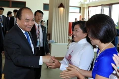 Thủ tướng Nguyễn Xuân Phúc với bà con Việt kiều tại Campuchia. (Ảnh: Thống Nhất/TTXVN)