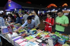 Khách tham quan và đọc sách tại Hội sách Hải Châu. (Ảnh: Trần Lê Lâm/TTXVN)