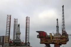Giàn khoan dầu của Tập đoàn Shell ngoài khơi vùng châu thổ Brent được di chuyển bằng tàu kéo tới cảng Able Seaton, Anh. (Nguồn: AFP/TTXVN)