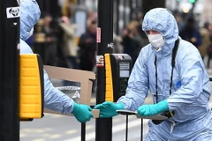 Cảnh sát Anh điều tra tại hiện trường vụ tấn công bằng dao ở London ngày 27/4/2017. (Nguồn: AFP/TTXVN)