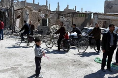 Người dân tập trung trên một tuyến phố ở thị trấn Arbeen, Đông Ghouta sau khi khu vực này hoàn toàn được giải phóng ngày 2/4. (Nguồn: THX/TTXVN)