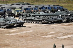 Binh sỹ Nga kiểm tra các phương tiện quân sự tại khu vực ngoại ô Moskva ngày 15/8. (Nguồn: AFP/TTXVN)