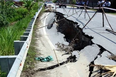 Vết sụt lún trên quốc lộ 32C. (Ảnh: Thế Duyệt/TTXVN)
