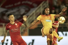 Pha tranh bóng giữa cầu thủ hai đội. (Ảnh: Quang Nhựt/TTXVN)