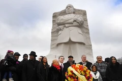 Con trai cả của nhà hoạt động Luther King, Martin Luther King III (thứ 2, phải, phía trước), tại lễ tưởng niệm ở Washington DC., Mỹ ngày 15/1. (Nguồn: THX/TTXVN)