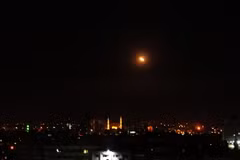 Tên lửa đất đối không được nhìn thấy trên bầu trời thủ đô Damascus khi hệ thống phòng không Syria đáp trả các cuộc oanh tạc của Mỹ ngày 14/4. (Nguồn: THX/ TTXVN)