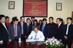 [Photo] Thủ tướng đến thăm công ty cổ phần gốm Chu Đậu