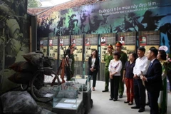 Trưng bày là dịp để người dân thấu hiểu sự gian khổ, khốc liệt của chiến tranh, cùng sống lại những lại những giây phút hào hùng của dân tộc, qua đó góp phần tôi luyện ý chí, hoài bão để cùng nhau góp sức đưa Việt Nam ngày càng phát triển. (Ảnh: Thanh Tùn