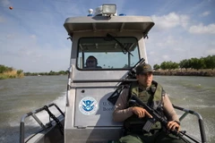 Binh sỹ tuần tra tại khu vực sông Rio Grande, gần Mc Allen, Texas, biên giới Mỹ - Mexico ngày 26/3. (Nguồn: AFP/TTXVN)