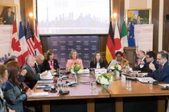 Cao ủy Liên minh châu Âu phụ trách an ninh và đối ngoại Federica Mogherini (giữa, phải) và Ngoại trưởng Canada Chrystia Freeland (giữa, trái) đồng chủ trì hội nghị tại Toronto. (Nguồn: AFP/TTXVN)