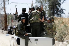 Binh sỹ Syria tuần tra tại ngoại ô Damascus ngày 16/4. (Nguồn: AFP/TTXVN)