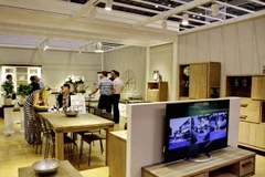 Khách tham quan và tìm hiểu các mặt hàng mới nhất từ nguyên liệu đến thành phẩm của các nhà cung cấp tham gia trưng bày giới thiệu tại Hội chợ. (Ảnh: Thế Anh/TTXVN)