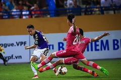 Pha tranh bóng giữa các cầu thủ hai đội. (Ảnh: Trọng Đạt/TTXVN)
