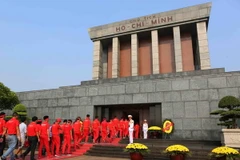 Đoàn Hành trình Đỏ vào Lăng viếng Bác. (Ảnh: Thành Đạt/TTXVN)