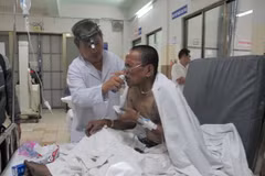 Một nạn nhân đang được cấp cứu tại Bệnh viện Nguyễn Tri Phương. (Ảnh: Đinh Hằng/TTXVN)
